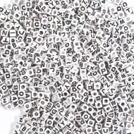 PlayBox: Set di perline bianche e nere con lettere, 300 pezzi