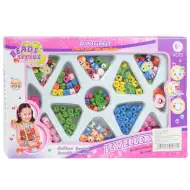 Serie di Perline: Set per la creazione di collane e gioielli con oltre 200 perline di vari modelli e forme.