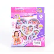 Set di perline per creazione di gioielli con diversi tipi di perline.