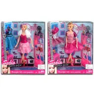 Sfilata di moda Sofia in abito rosa baby con valigia in 2 varianti