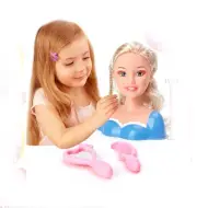 Testa di bambola pettinabile con lunghi capelli biondi in due tipi di abiti con accessori.