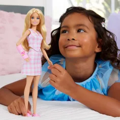Barbie: Fashionista Amiche stilose bambola di moda in gesso con vestito a quadri rosa – Mattel immagine 5