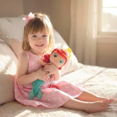 Disney Baby Ariel figura di peluche con sonaglio 33cm - Clementoni immagine 2