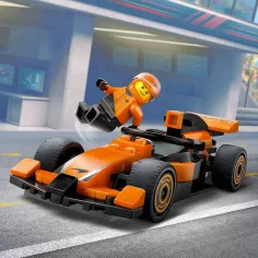 LEGO® City: Pilota F1® McLaren con auto da corsa (60442) immagine 3