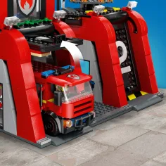 LEGO® City: Stazione dei pompieri e camion dei pompieri (60414) immagine 3