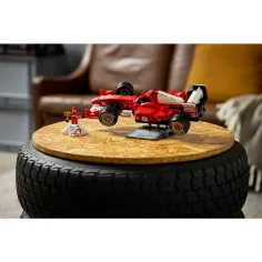 LEGO® Icons: Ferrari F2004 e Michael Schumacher (11375) immagine 9