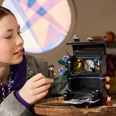 LEGO® Mercoledì: Zaino di Mercoledì (76787) immagine 8