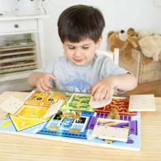 Gioco di legno per lo sviluppo delle abilità con serrature e chiavistelli - Melissa & Doug immagine 3