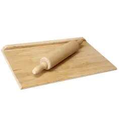 Tavolo da lavoro in legno con mattarello