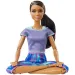 Barbie: Bambola yoga snodabile con capelli castani e pantaloni blu - Mattel