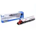 Camion cisterna con tubi metallici