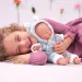 Llorens: Bambino neonato con occhi chiusi in pigiama con cappuccio 31 cm