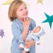 Llorens: Bambino neonato con occhi chiusi in pigiama con cappuccio 31 cm