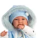 Llorens: Bambola piangente Tino di 44 cm con gilet blu con cappuccio