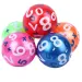 Numerose palle di gomma da 23 cm in diverse varianti di colore.