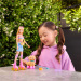 Set Barbie passeggiatrice di cani con pattini a rotelle - Bambola bionda - Mattel