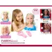 Testa di bambola pettinabile con lunghi capelli biondi in due tipi di abiti con accessori.