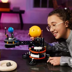 LEGO® Technic: La Terra e la Luna in orbita (42179) immagine 4